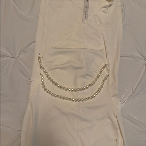 Chic Backless White Dress with Pearl Straps - Picture 11 of 16